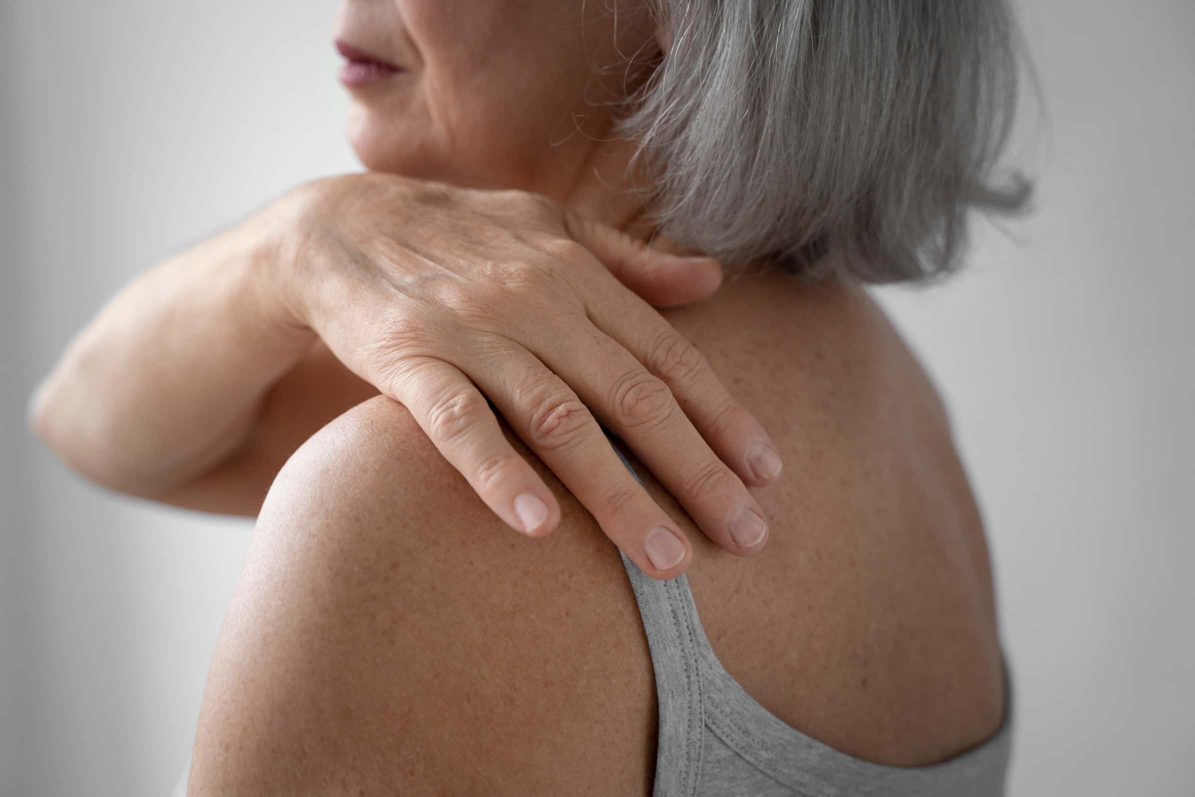 Mujer dolor de cuello artrosis cervical