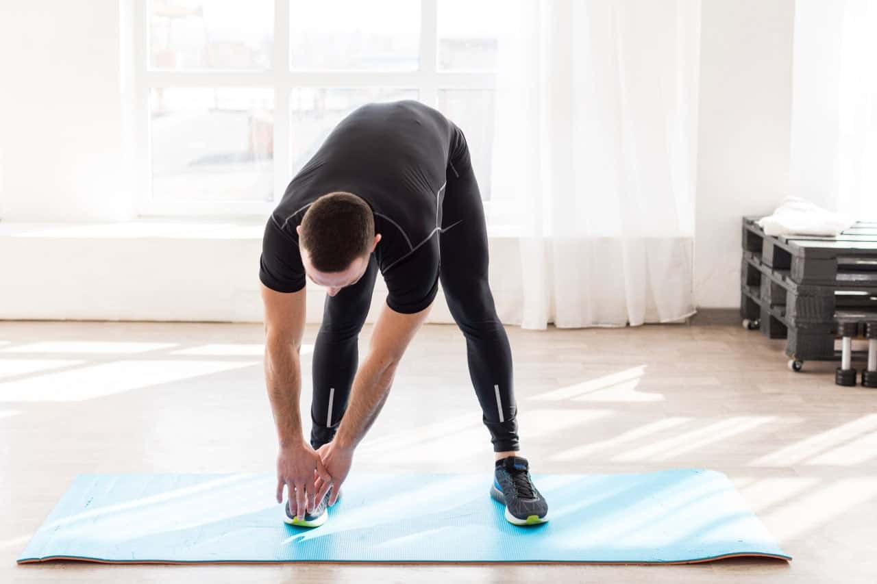 Paciente realizando estiramientos suaves de aductores bursitis anserina